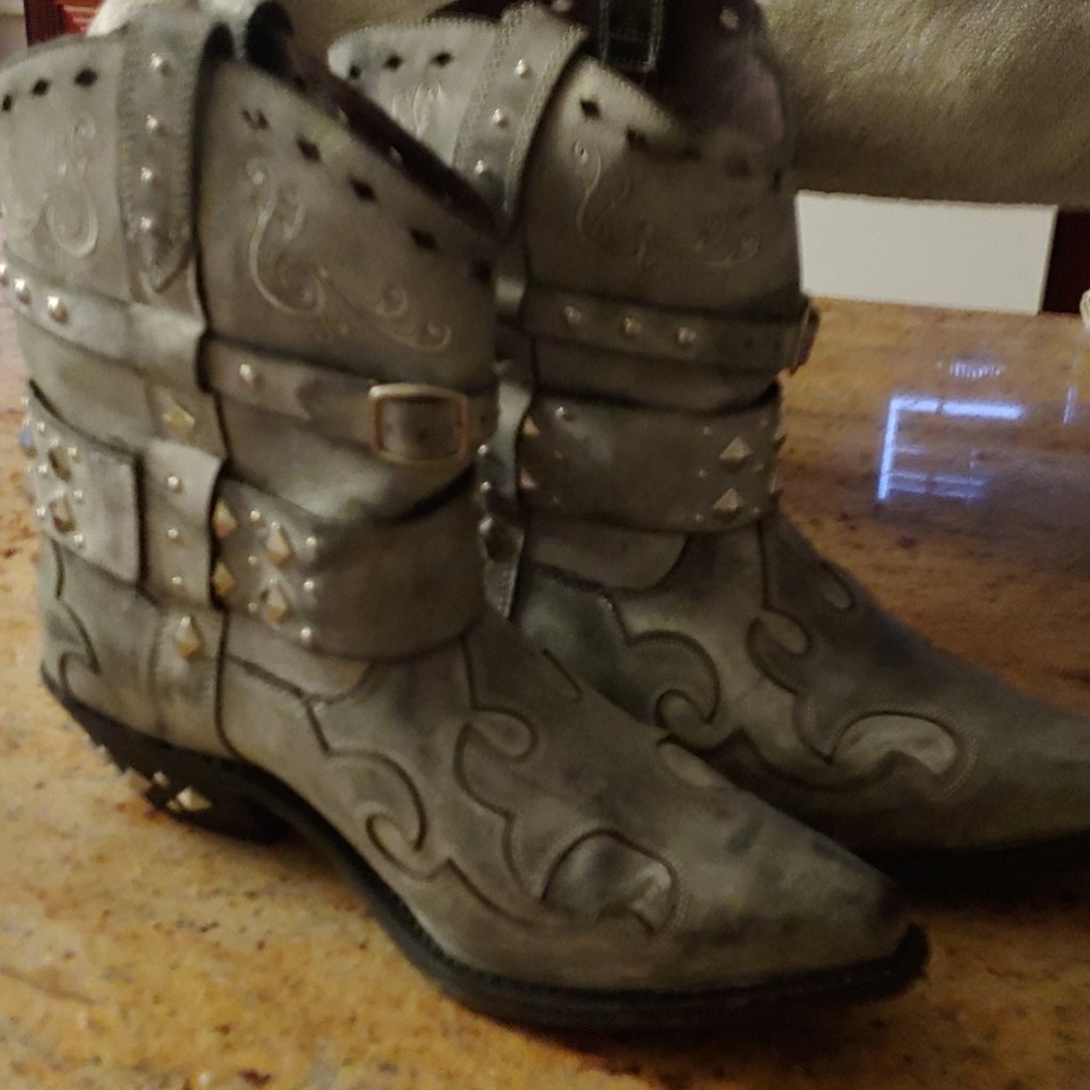 Woman's leather cowboy boots